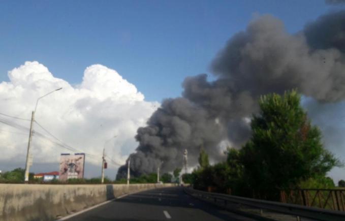 Incendiu puternic în Balotești. Fumul se vede de la peste 15 km, de la Arcul de Trimf (VIDEO)