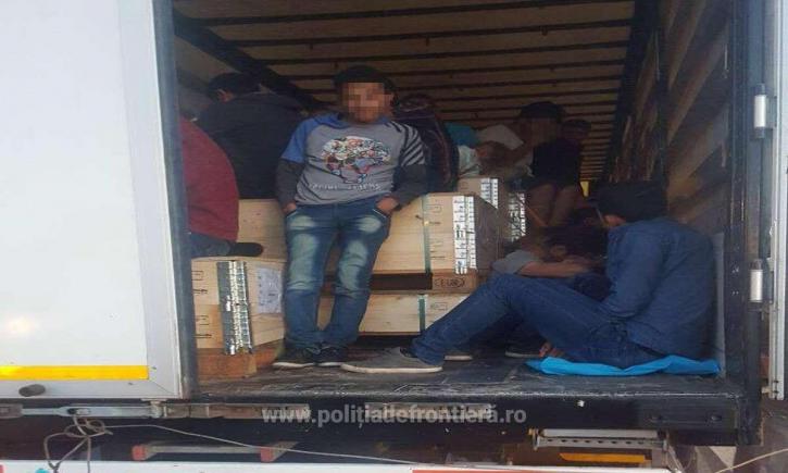 Poliţiştii de la Nădlac au descoperit 91 de imigranţi înghesuiţi într-un camion. 29 sunt copii 