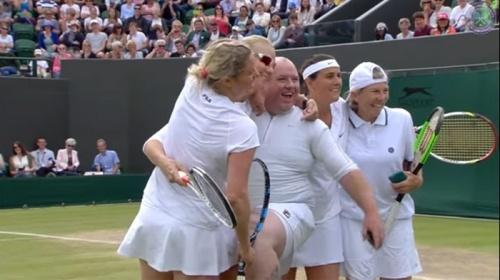 Wimbledon: Un spectator, care dădea sfaturi din tribună, îmbrăcat cu fustă şi pus să joace (Video)