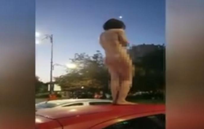 Ce a determinat o tânără să se dezbrace complet, pe o mașină, în centrul Capitalei (VIDEO) 