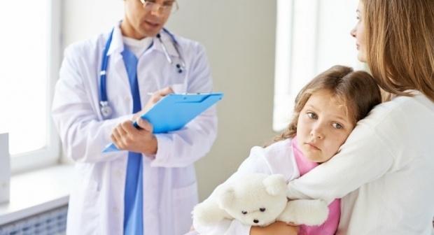  CNAS: Crește vârsta de la 7 la 16 ani a copilului bolnav pentru care unul din părinți are dreptul la concediu medical