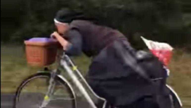 Măicuța Leopolda, călugărița ce adoră viteza pe bicicletă pe șosea (VIDEO)