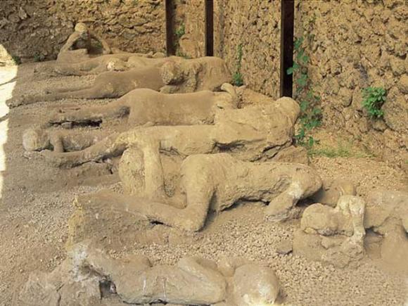 Femei însărcinate, victime ale erupţiei Vezuviului, descoperite după aproape 2000 de ani
