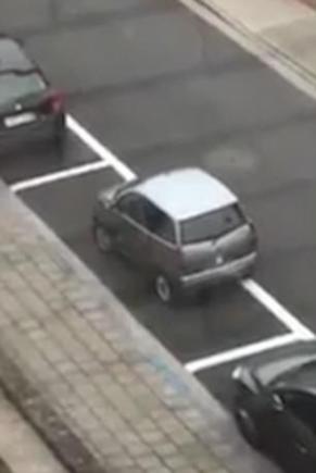 Are o maşină cât o gărgăriţă şi nu reuşeşte să o parcheze pe ditamai locul (VIDEO)