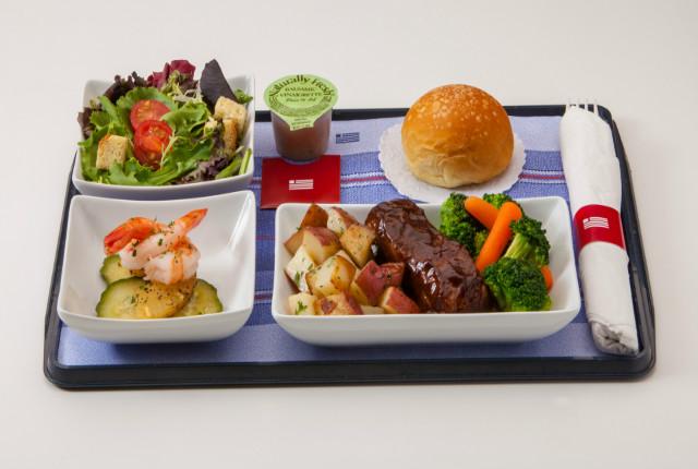 V-ați întrebat vreodată ce se întâmplă cu mâncarea neconsumată în avion? Avem răspunsul