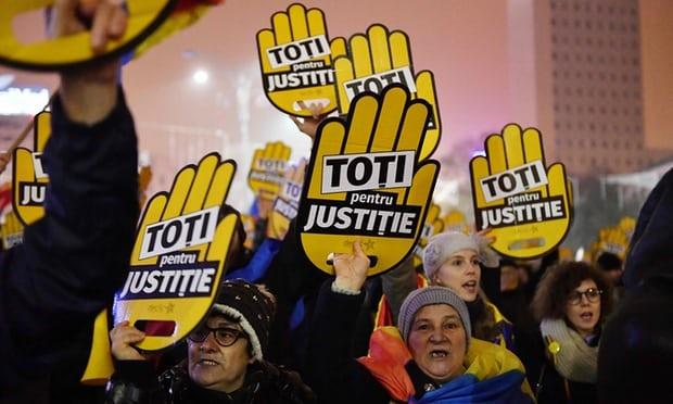 Cotidianul The Guardian anunţă proteste majore în România, din cauza paşilor înapoi în materie de stat de drept