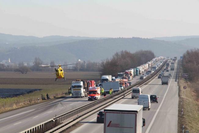 Un şofer român a provocat un accident pe autostrada A3 din Germania, pentru că se uita la un film pe mobil