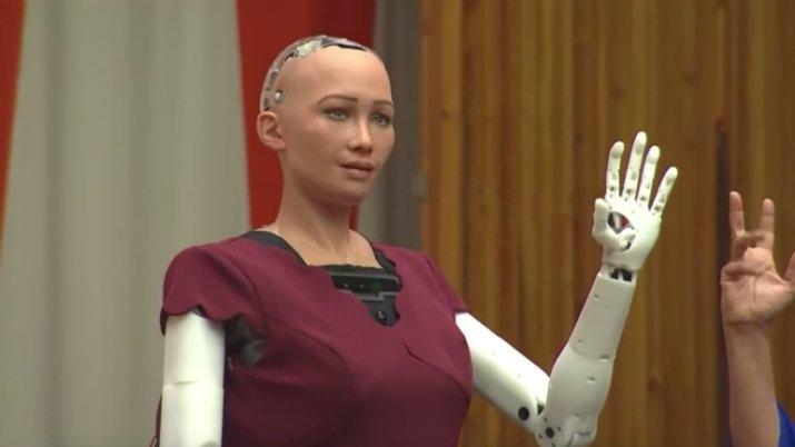 Robotul Sophia, primul care a primit cetățenia unui stat, vine la București