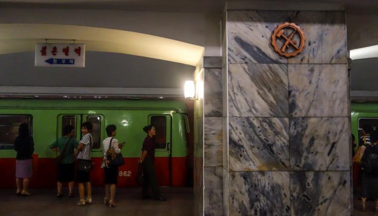 IMAGINI RARE din subteranul Coreei de Nord. Cum ajung călătorii pe peroanele metroului din Phenian (VIDEO)