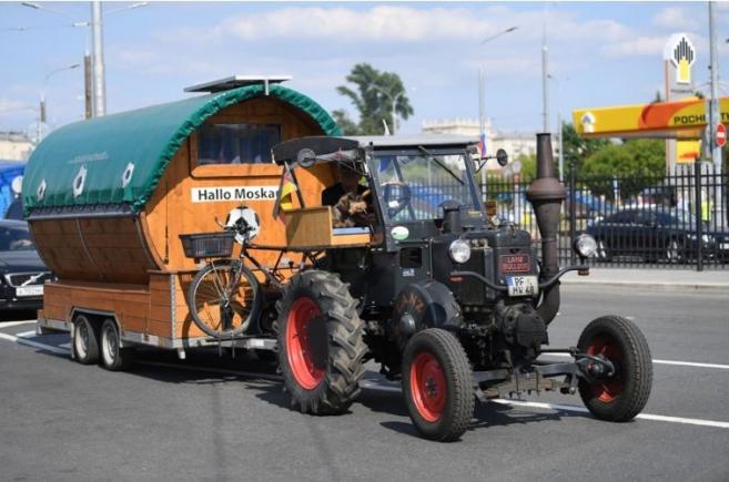 Un german a călătorit 2.400 km cu tractorul, pentru a asista la meciul Germania-Mexic de la Moscova