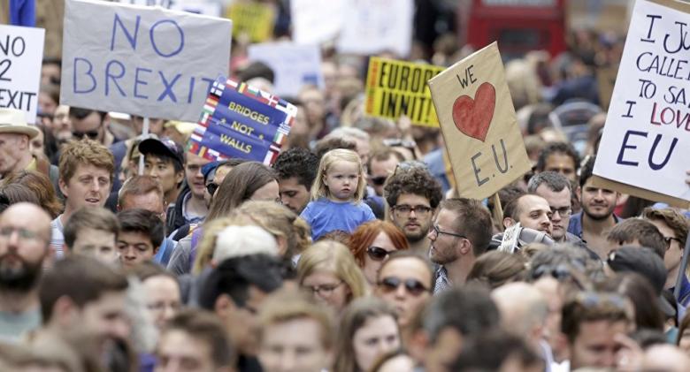 Zeci de mii de oameni cer la Londra încă un referendum privind BREXIT (VIDEO)