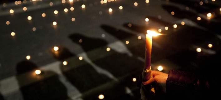 Grecii, chemați în fața Parlamentului de la Atena, pentru a aprinde lumânări în memoria victimelor incendiilor devastatoare 