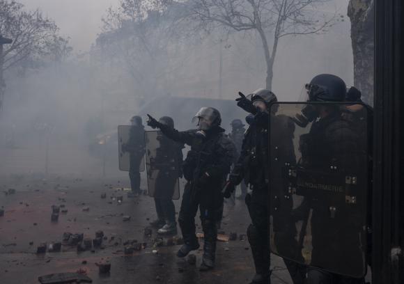 Cine înfurie francezii, cine amplifică violențele? Ce au descoperit autoritățile, scormonind Internetul