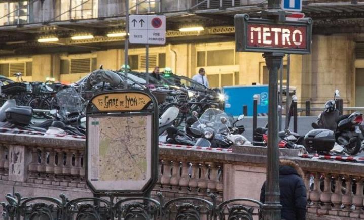 Atac cu acid la metroul din Paris, o persoană se zbate între viață și moarte. Al doilea incident în trei zile