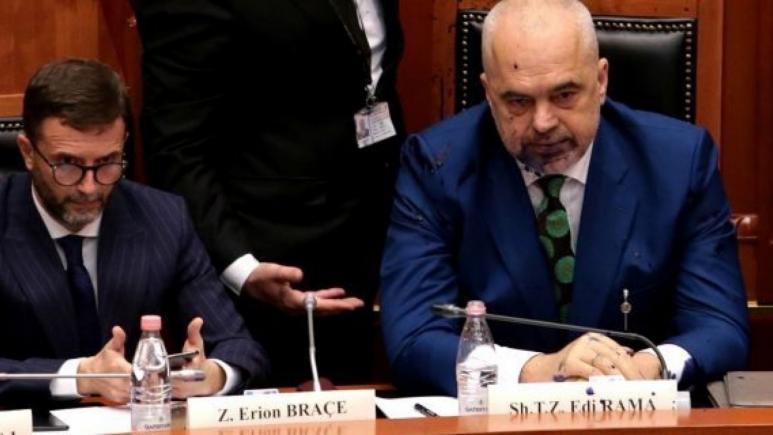 Premierul Albaniei, împroșcat cu cerneală de un reprezentant al opoziției, în Parlamentul de la Tirana (VIDEO)