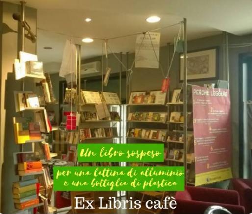 Proprietarul unei cafenele-librărie le oferă copiilor cărți în schimbul sticlelor reciclabile