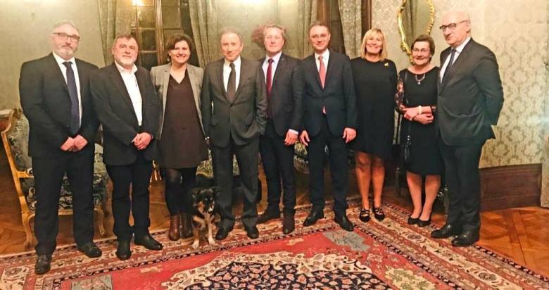 Michel Drucker, cea mai mare vedetă de televiziune din Franța, invitat la Ambasada României din Paris. Cu cățelușa...româncă!