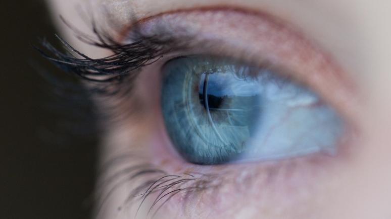 Un test ocular poate detecta maladia Alzheimer în faze incipiente