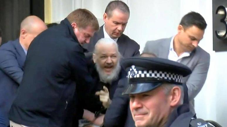 Fondatorul WikiLeaks, Julian Assange, a fost arestat în Ambasada Ecuadorului, la Londra (VIDEO)