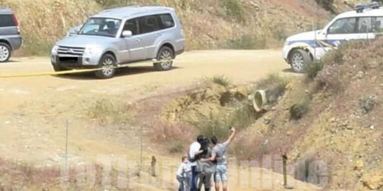 LUME BOLNAVĂ. O familie s-a dus să-și facă selfie cu lacul groazei, unde a aruncat cadavrele criminalul în serie din Cipru