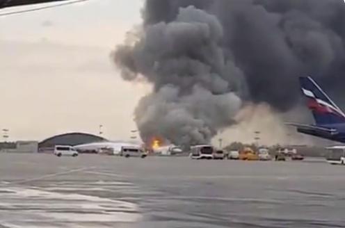 Un avion a luat foc pe aeroportul din Moscova (VIDEO)