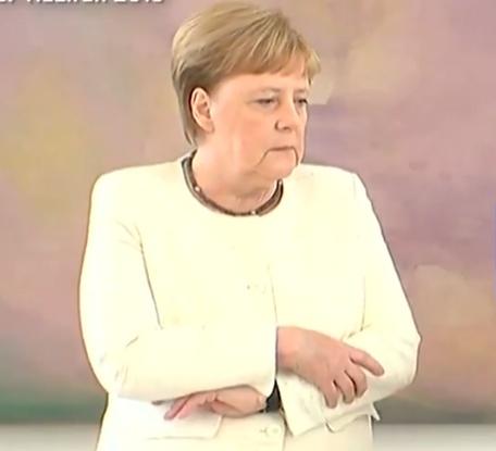 Angela Merkel a făcut o nouă criză. A tremurat necontrolat la o ceremonie, la Berlin