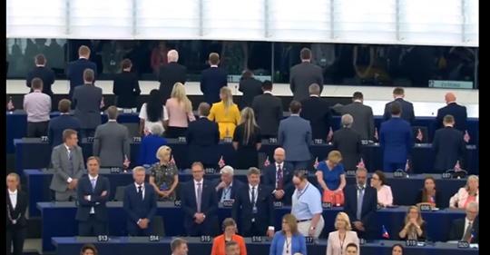 Europarlamentarii Brexit s-au întors cu spatele în timpul intonării imnului UE (VIDEO)