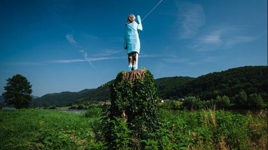 Statuie sau sperietoare de ciori? Un monument din lemn dedicat Melaniei Trump, motiv de puternice controverse