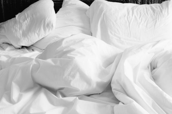De ce hotelurile folosesc întotdeauna lenjerie de pat de culoare albă 