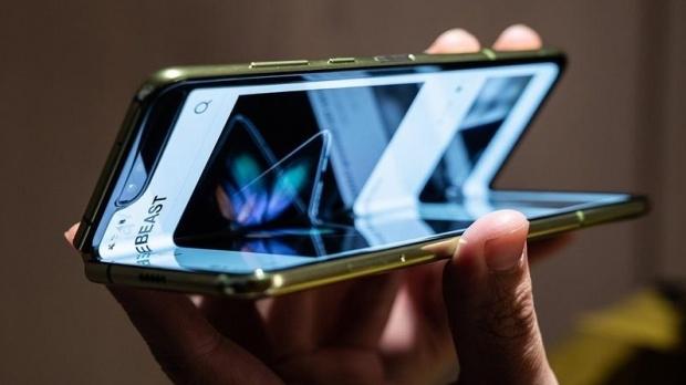  Samsung lansează vineri primul său smatphone pliabil. Galaxy Fold apare după opt ani de cercetări şi teste