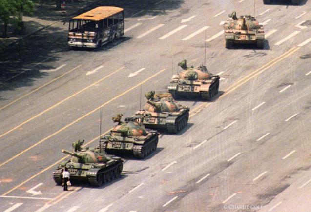 A murit Charlie Cole, unul dintre fotografii care au surprins imaginea bărbatului în faţa tancurilor din Piaţa Tiananmen