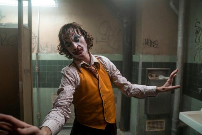 „Joker” al lui Joaquin Phoenix este acum la cinema