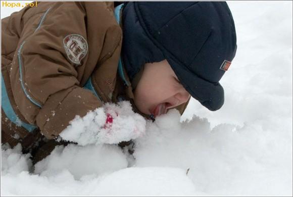 Nu lăsaţi copiii să mănânce zăpadă! De ce?
