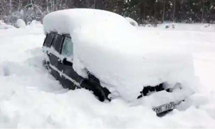 Cum a supraviețuit un bărbat în mașina blocată într-un munte de zăpadă timp de 2 luni