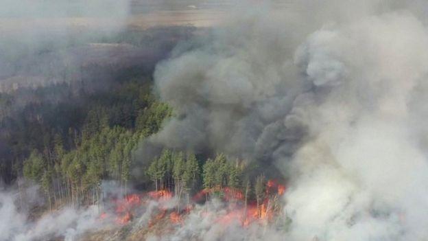 Incendiul de la Cernobîl: pădurea continuă să ardă și mai are 5 km până ajunge în zona centralei atomice