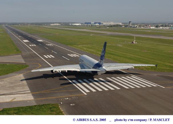 Acum 15 ani, cel mai mare avion de pasageri din lume efectua primul său zbor (VIDEO)