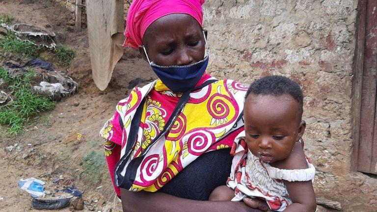 O mamă singură din Kenya șochează o întreagă lume: a pus pietre la fiert în încercarea de a păcăli copiii săi care plângeau de foame