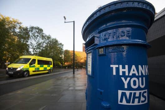 Omagiu adus cadrelor medicale din Marea Britanie: celebrele cutii poștale londoneze își schimbă culoarea