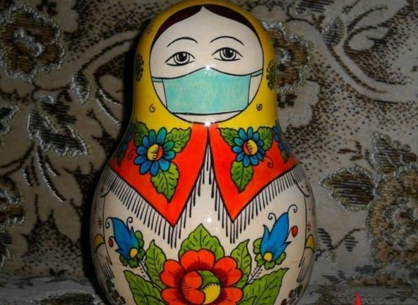 Povestea păpuşii Matrioşka, accesorizată cu mască de protecţie şi produsă la fabrica din Semionov