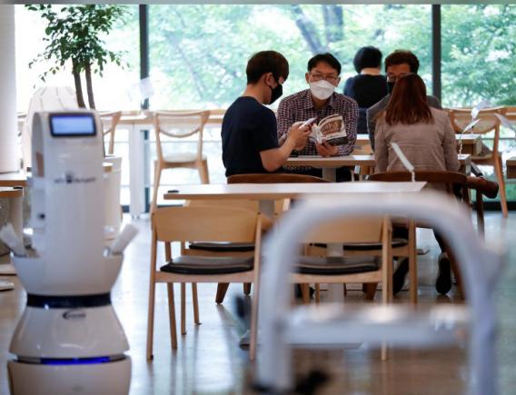 Primul ospătar-robot folosit într-o cafenea din Coreea de Sud