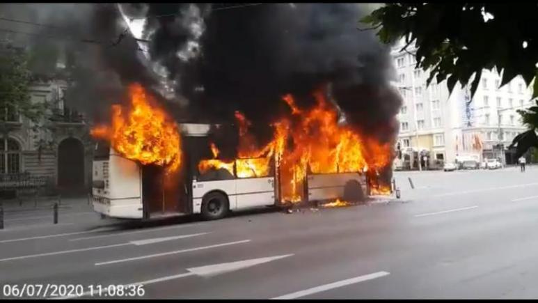 Un troleibuz a luat foc în centrul Capitalei (VIDEO)
