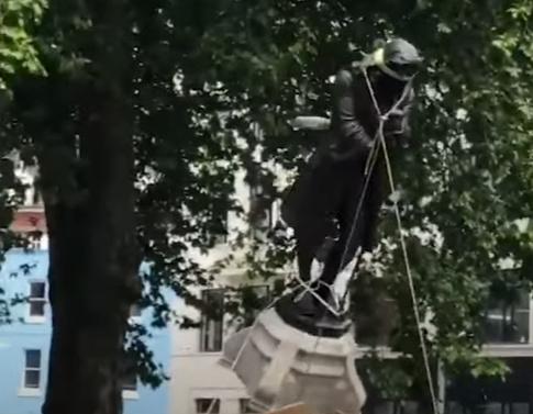 Statuia unui negustor de sclavi din Anglia a fost dărâmată și aruncată în râu