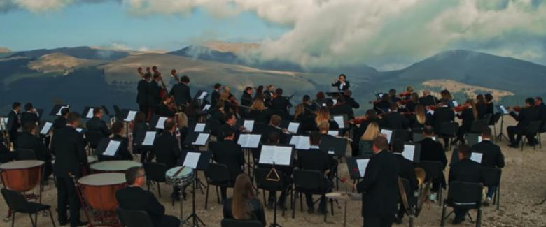 Imagini senzaţionale filmate în creierul munţilor! Orchestra Metropolitană Bucureşti a interpretat „Rapsodia Română“ pe platoul Bucegi