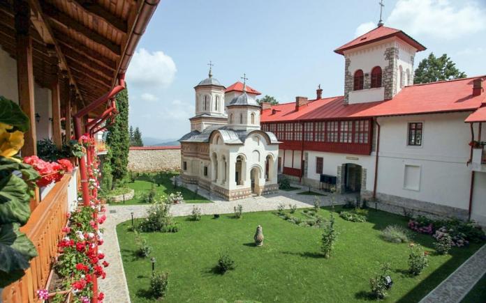 Fabuloasa Românie. S-au deschis bisericile. Peregrinări la Mănăstirea Arnota şi Mănăstirea Dintr-un Lemn
