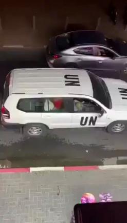 Videoclipul care a făcut înconjurul lumii: Își făceau de cap într-o mașină a ONU