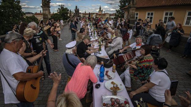 Petrecere de adio pentru coronavirus în Cehia, la o masă lungă de 500 de metri (VIDEO)