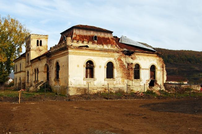 Lăsat de izbeliște și scos de pe lista monumentelor istorice, castelul Bay din Treznea s-a prăbușit