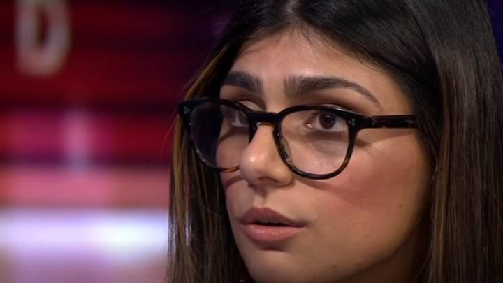 Actriță de filme pentru adulți, prezentată de un consilier local drept elevă din România, cu 10 la Bacalaureat