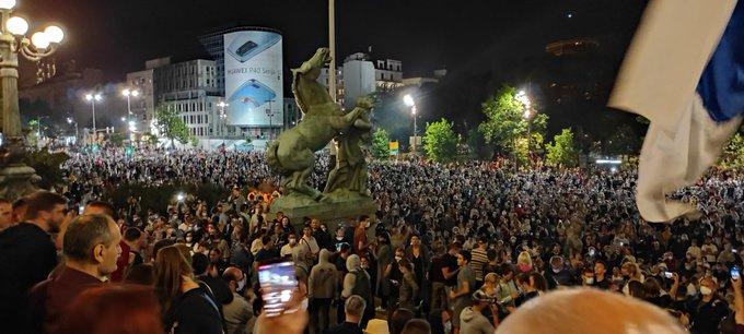 Proteste și violențe la Belgrad, din cauza impunerii stării de urgență
