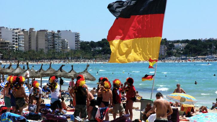 Petreceri ilegale ale turiștilor germani în Mallorca. Ministrul Sănătății de la Berlin este îngrijorat iar autoritățile din Baleare instituie amenzi de până la 600.000 de euro pentru organizatori și 60.000 de euro pentru participanți